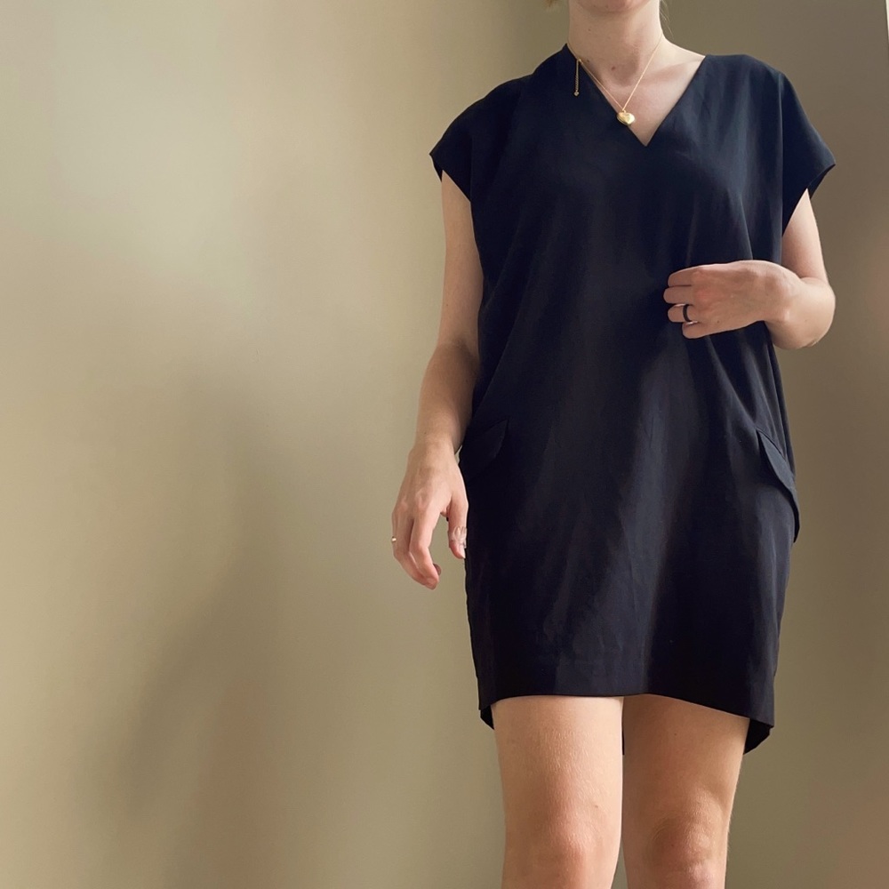 Banana Republic Casual V-Neck Dress with Pockets
